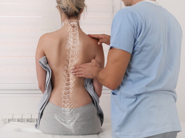 osteopata mentre esegue un trattamento